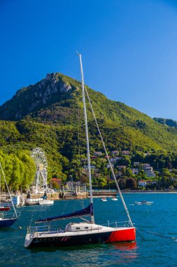 Kuzey İtalya, Avrupa 'daki Como Gölü' nün güneydoğu kıyısındaki Lecco şehrinin dağ manzarası.