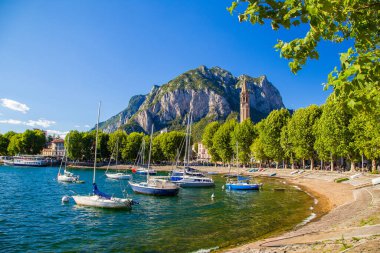 Kuzey İtalya, Avrupa 'daki Como Gölü' nün güneydoğu kıyısındaki Lecco şehrinin manzarası