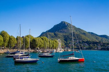 Kuzey İtalya, Avrupa 'daki Como Gölü' nün güneydoğu kıyısındaki Lecco şehrinin dağ manzarası.