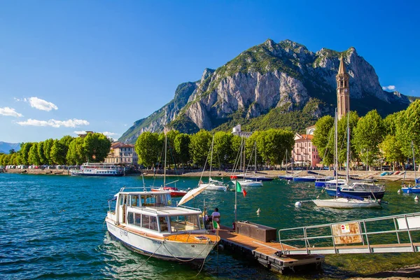 Kuzey İtalya, Avrupa 'daki Como Gölü' nün güneydoğu kıyısındaki Lecco şehrinin dağ manzarası.