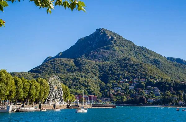Kuzey İtalya, Avrupa 'daki Como Gölü' nün güneydoğu kıyısındaki Lecco şehrinin dağ manzarası.