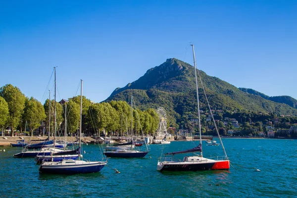 Kuzey İtalya, Avrupa 'daki Como Gölü' nün güneydoğu kıyısındaki Lecco şehrinin dağ manzarası.