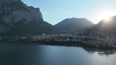 Kuzey İtalya, Avrupa 'daki Como Gölü' nün güneydoğu kıyısındaki Lecco şehrinin hava manzarası.