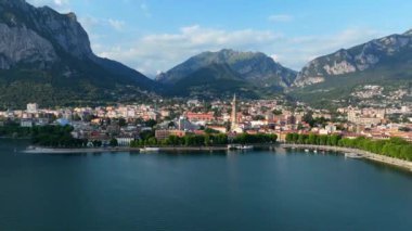 Kuzey İtalya, Avrupa 'daki Como Gölü' nün güneydoğu kıyısındaki Lecco şehrinin hava manzarası.