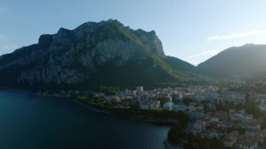 Kuzey İtalya, Avrupa 'daki Como Gölü' nün güneydoğu kıyısındaki Lecco şehrinin hava manzarası.