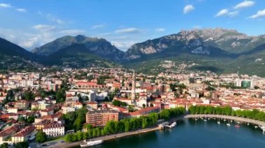 Kuzey İtalya, Avrupa 'daki Como Gölü' nün güneydoğu kıyısındaki Lecco şehrinin hava manzarası.