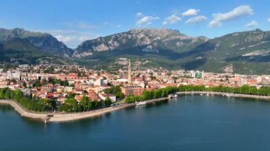 Kuzey İtalya, Avrupa 'daki Como Gölü' nün güneydoğu kıyısındaki Lecco şehrinin hava manzarası.