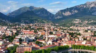 Kuzey İtalya, Avrupa 'daki Como Gölü' nün güneydoğu kıyısındaki Lecco şehrinin hava manzarası.