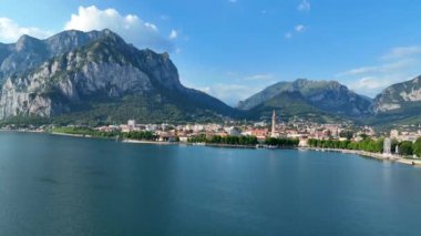 Kuzey İtalya, Avrupa 'daki Como Gölü' nün güneydoğu kıyısındaki Lecco şehrinin hava manzarası.