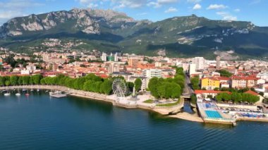 Kuzey İtalya, Avrupa 'daki Como Gölü' nün güneydoğu kıyısındaki Lecco şehrinin hava manzarası.