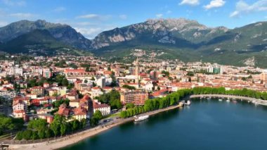 Kuzey İtalya, Avrupa 'daki Como Gölü' nün güneydoğu kıyısındaki Lecco şehrinin hava manzarası.