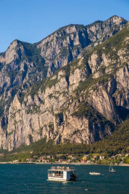 Kuzey İtalya, Avrupa 'daki Como Gölü' nün güneydoğu kıyısındaki Lecco şehrinin dağ manzarası.
