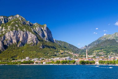 Kuzey İtalya, Avrupa 'daki Como Gölü' nün güneydoğu kıyısındaki Lecco şehrinin dağ manzarası.