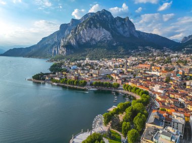 Kuzey İtalya, Avrupa 'daki Como Gölü' nün güneydoğu kıyısındaki Lecco şehrinin hava manzarası.