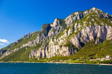 Kuzey İtalya, Avrupa 'daki Como Gölü' nün güneydoğu kıyısındaki Lecco şehrinin dağ manzarası.