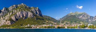 Kuzey İtalya, Avrupa 'daki Como Gölü' nün güneydoğu kıyısındaki Lecco şehrinin dağ manzarası.