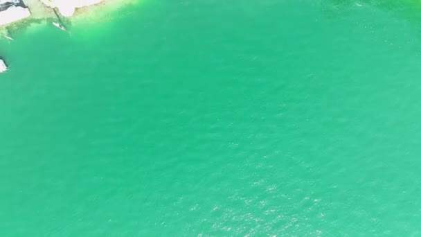 Αεροφωτογραφία Της Νέσσο Ενός Γραφικού Χωριού Στις Όχθες Της Λίμνης — Αρχείο Βίντεο