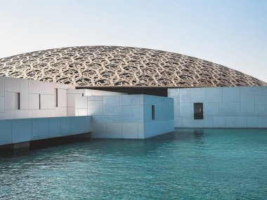 Abu Dabi 'deki Louvre Müzesi' nin dışı, Birleşik Arap Emirlikleri. Yüksek kalite fotoğraf