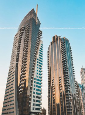 Dubai Marina, liman, tekne ve kanal manzarası gün batımında, Dubai, Birleşik Arap Emirlikleri 'nde. Yüksek kalite fotoğraf