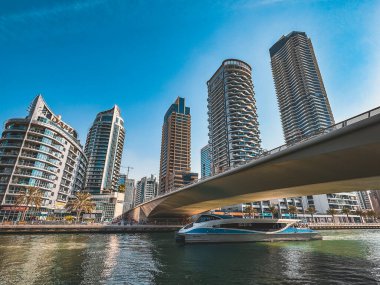 Dubai Marina, liman, tekne ve kanal manzarası gün batımında, Dubai, Birleşik Arap Emirlikleri 'nde. Yüksek kalite fotoğraf