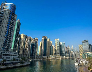 Dubai Marina, liman, tekne ve kanal manzarası gün batımında, Dubai, Birleşik Arap Emirlikleri 'nde. Yüksek kalite fotoğraf