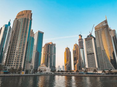 Dubai Marina Camii, liman, tekne ve kanal manzarası gün batımında, Dubai, Birleşik Arap Emirlikleri 'nde. Yüksek kalite fotoğraf