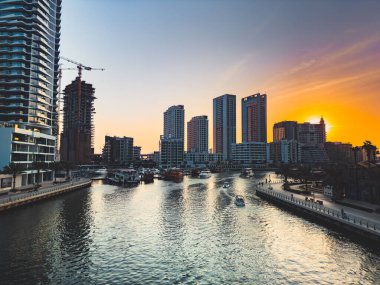 Dubai Marina, liman, tekne ve kanal manzarası gün batımında, Dubai, Birleşik Arap Emirlikleri 'nde. Yüksek kalite fotoğraf