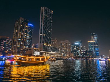 Dubai Marina, liman, tekne ve kanal manzaralı gece, Dubai, Birleşik Arap Emirlikleri. Yüksek kalite fotoğraf