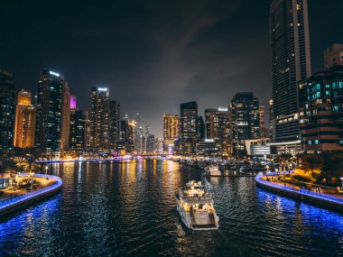Dubai Marina, liman, tekne ve kanal manzaralı gece, Dubai, Birleşik Arap Emirlikleri. Yüksek kalite fotoğraf