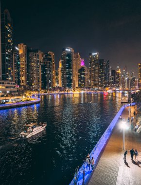 Dubai Marina, liman, tekne ve kanal manzaralı gece, Dubai, Birleşik Arap Emirlikleri. Yüksek kalite fotoğraf