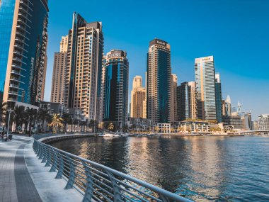 Dubai Marina, liman, tekne ve kanal manzarası gün batımında, Dubai, Birleşik Arap Emirlikleri 'nde. Yüksek kalite fotoğraf