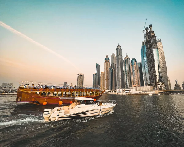 Dubai Marina Hafen Kreuzfahrtschiff Und Kanalpromenade Bei Sonnenuntergang Dubai Vereinigte — Stockfoto
