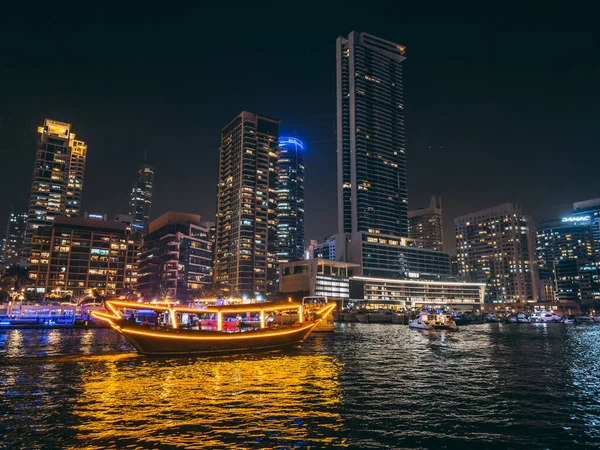 迪拜码头 游轮和运河长廊的夜景 阿拉伯联合酋长国迪拜 高质量的照片 — 图库照片
