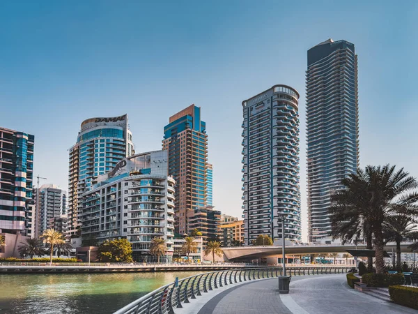 Dubai Marina, liman, tekne ve kanal manzarası gün batımında, Dubai, Birleşik Arap Emirlikleri 'nde. Yüksek kalite fotoğraf