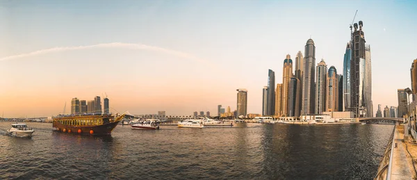 Dubai Marina Гавань Круизный Лайнер Вид Набережную Канала Закате Дубай — стоковое фото