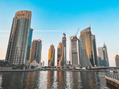 Dubai Marina, liman, tekne ve kanal manzarası gün batımında, Dubai, Birleşik Arap Emirlikleri 'nde. Yüksek kalite fotoğraf