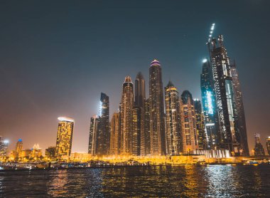 Dubai Marina, liman, tekne ve kanal manzaralı gece, Dubai, Birleşik Arap Emirlikleri. Yüksek kalite fotoğraf