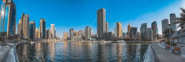 Dubai Marina, liman, tekne ve kanal manzarası gün batımında, Dubai, Birleşik Arap Emirlikleri 'nde. Yüksek kalite fotoğraf