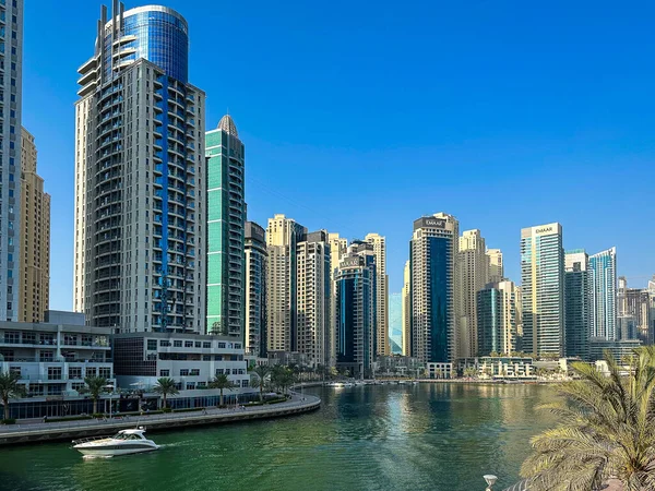 Dubai Marina, liman, tekne ve kanal manzarası gün batımında, Dubai, Birleşik Arap Emirlikleri 'nde. Yüksek kalite fotoğraf