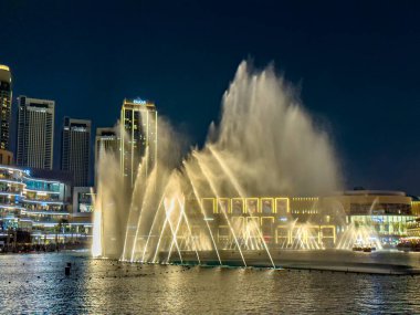 Dubai Çeşmesi gösterisi Burj Halife Gölü 'nde, Dubai şehir merkezinde, Birleşik Arap Emirlikleri' nde. Yüksek kalite fotoğraf