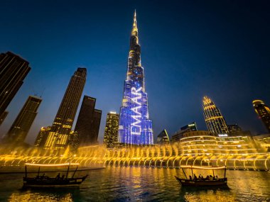 Dubai Çeşmesi gösterisi Burj Halife Gölü 'nde, Dubai şehir merkezinde, Birleşik Arap Emirlikleri' nde. Yüksek kalite fotoğraf