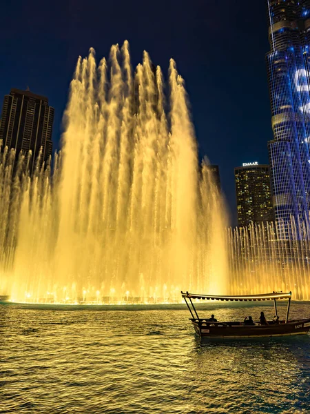 迪拜喷泉展览在阿拉伯联合酋长国迪拜市中心的Burj Khalifa湖上举行 高质量的照片 — 图库照片