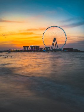 Marina JBR plajı ve Meraas Dubai 'deki Ain Dubai dev dönme dolabı, Birleşik Arap Emirlikleri. Yüksek kalite fotoğraf