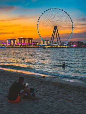 Marina JBR plajı ve Meraas Dubai 'deki Ain Dubai dev dönme dolabı, Birleşik Arap Emirlikleri. Yüksek kalite fotoğraf