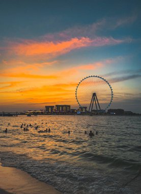 Marina JBR plajı ve Meraas Dubai 'deki Ain Dubai dev dönme dolabı, Birleşik Arap Emirlikleri. Yüksek kalite fotoğraf