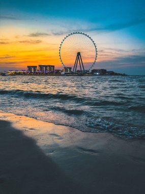 Marina JBR plajı ve Meraas Dubai 'deki Ain Dubai dev dönme dolabı, Birleşik Arap Emirlikleri. Yüksek kalite fotoğraf