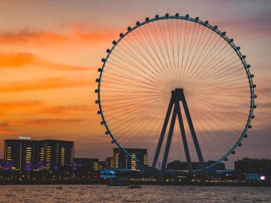 Marina JBR plajı ve Meraas Dubai 'deki Ain Dubai dev dönme dolabı, Birleşik Arap Emirlikleri. Yüksek kalite fotoğraf