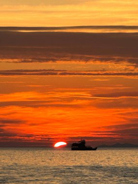 Krabi, Tayland, Güney Asya 'daki katamaran yatından gün batımı manzarası