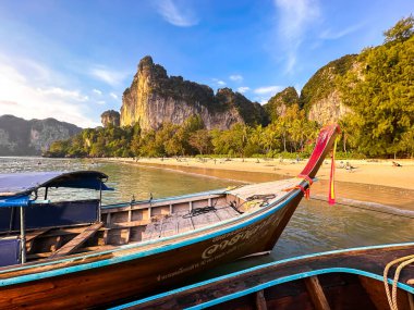 Uzun kuyruklu tekneler gün batımında Krabi, Tayland, Güney Asya 'daki Railay plajında