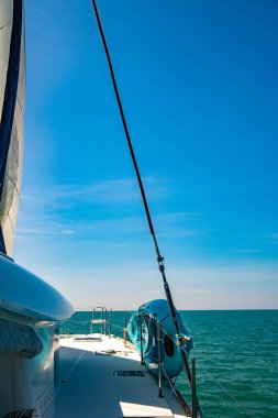 Krabi, Tayland, Güney Asya 'daki katamaran yatından gün batımı manzarası